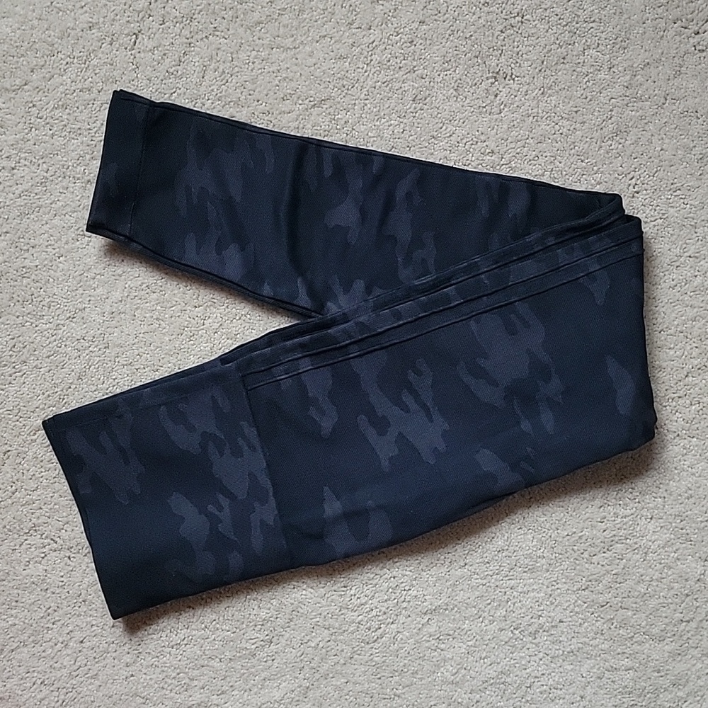 💗 SPANX Look at Me Now Seamless Leggings Camo M